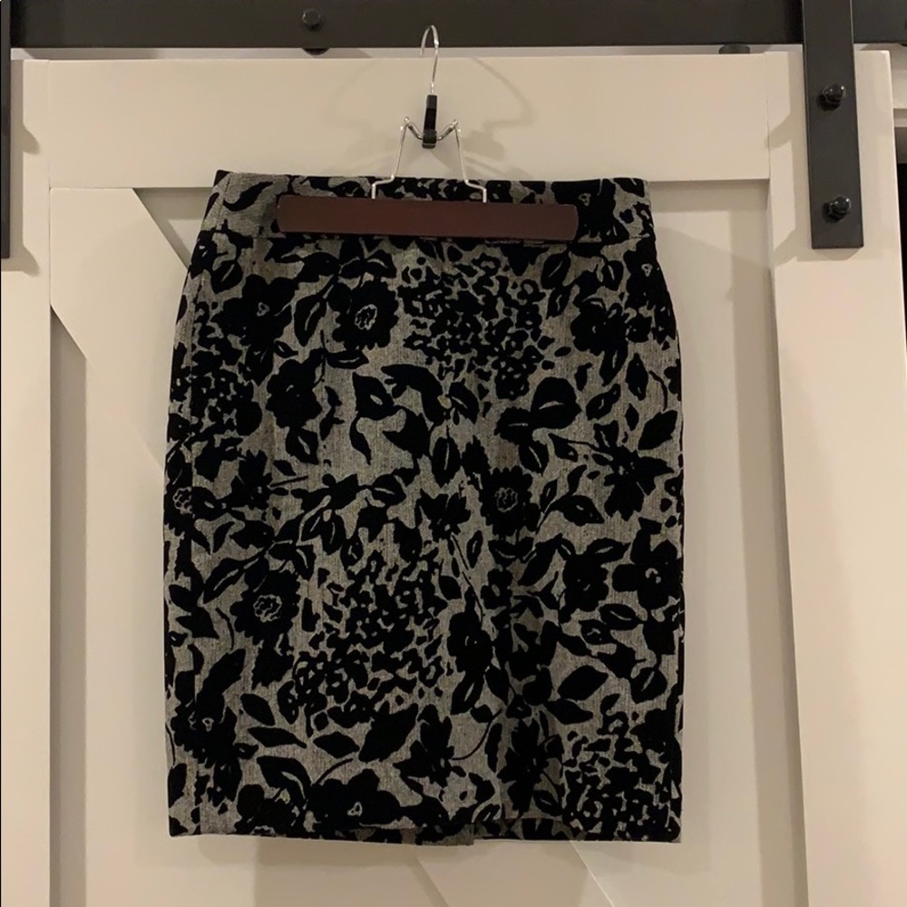 Ann Taylor 0P gray and black skirt worn once
